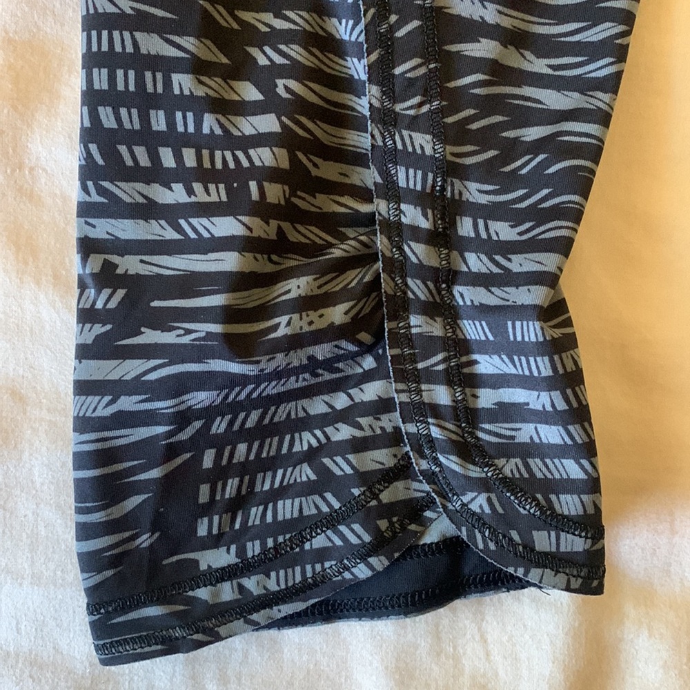 Striped Leaf Pattern Lululemon Capri Leggings Euc - image 5